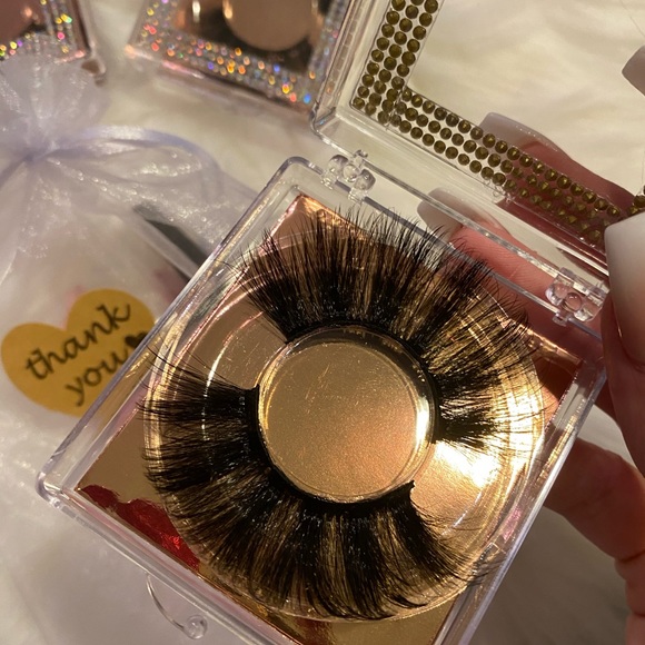 Lashes - Picture 9 of 15